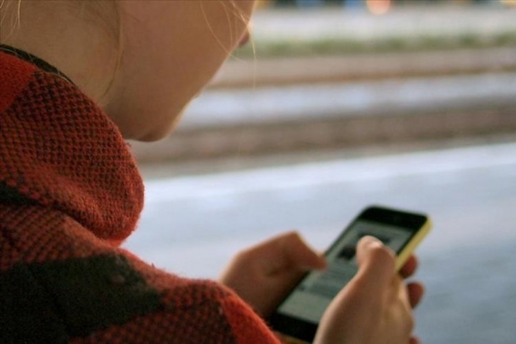 Fransa'da ortaokullarda cep telefonu yasağı yürürlüğe girdi