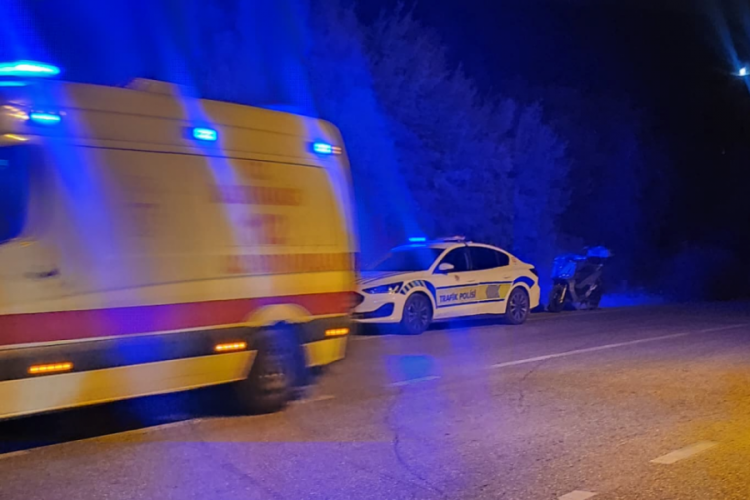 Bursa'da motosiklet ile otomobil çarpıştı! 2 genç yaralandı...