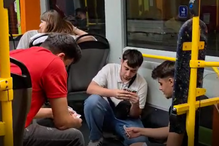 Bursa'da tuhaf görüntüler! Metroda etrafa aldırmadan kağıt oynadılar...
