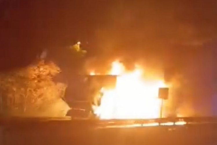 Janttan çıkan kıvılcımlarla tır yanarak kullanılamaz hale geldi