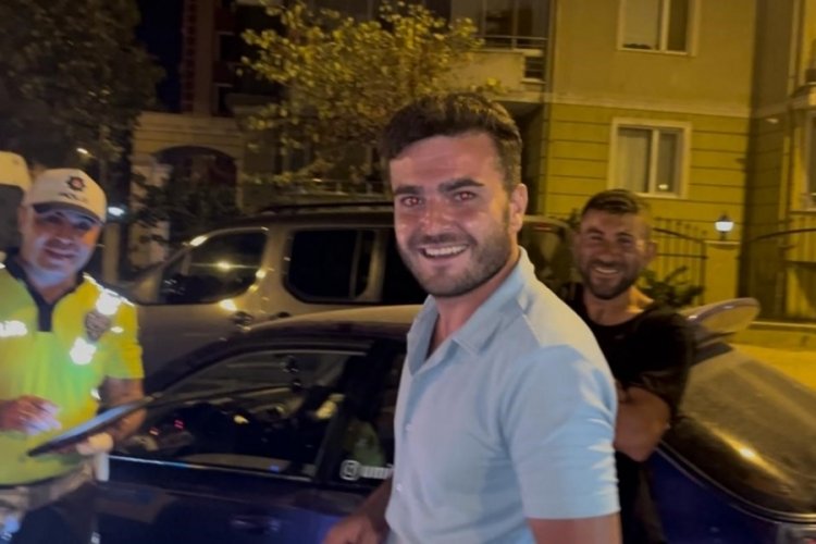 Dur ihtarına uymadı kaçtı! Yakalayan polisi tebrik etti...
