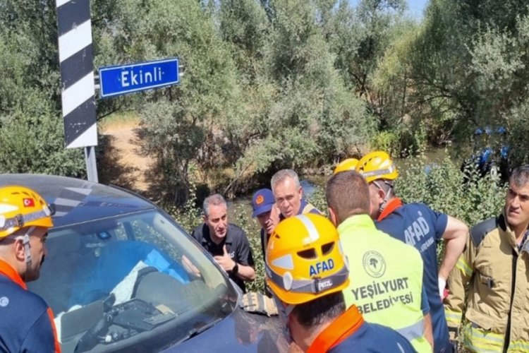 Otomobil köprü bariyerine çarptı: Ölü ve yaralılar var