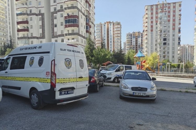 Dehşete düşüren görüntüler! Bina görevlisini eşinin yanında katletti...