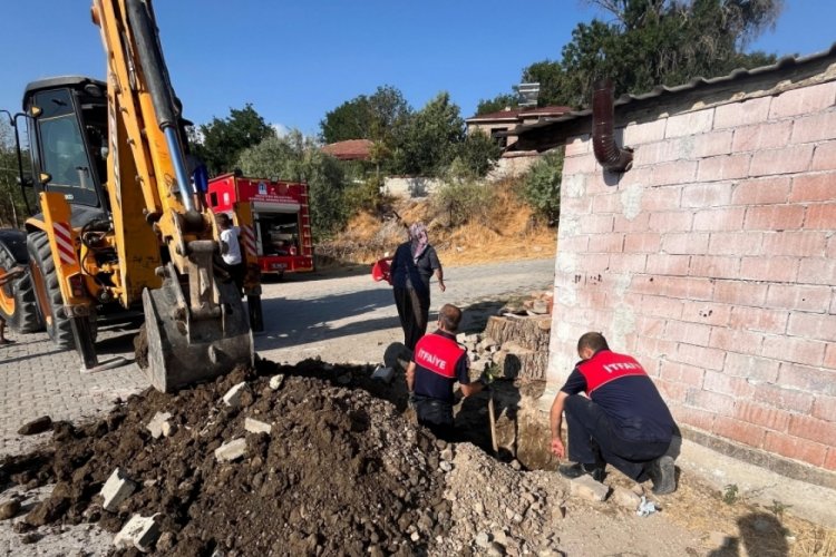 Çocuklar ihbar etti, atık su borusuna sıkışan yavru köpekler kurtarıldı