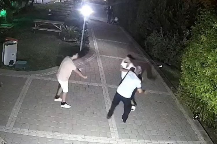 Oğluyla kavga eden çocuğu dövdü! O anlar kamerada...