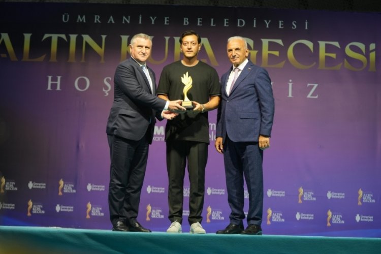 'Yılın spor insanı' eski futbolcu Mesut Özil seçildi 