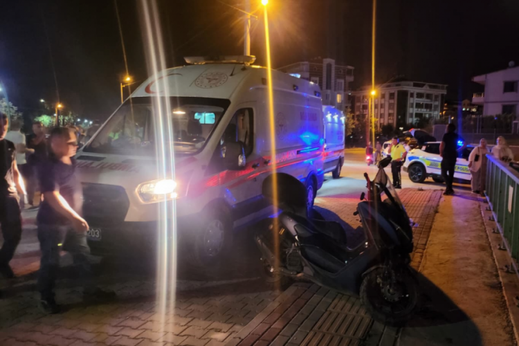 Bursa'da kontrolden çıkan motosiklet savruldu! Yaralılar var...