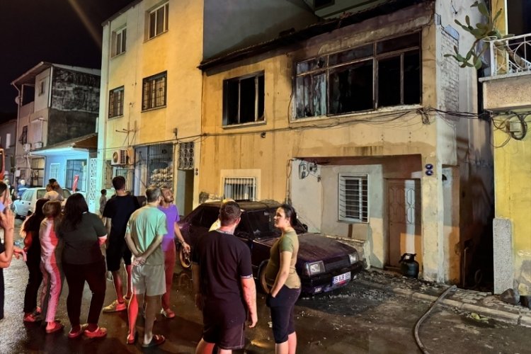 İzmir'de yangın çıkan ev kullanılamaz hale geldi
