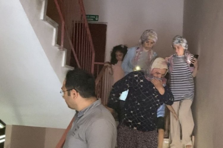 Unutulan kek apartmanı dumana boğdu