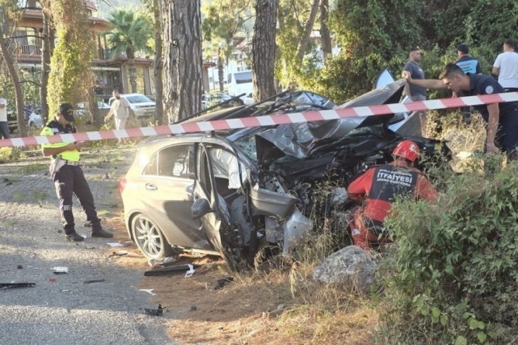 Muğla'da otomobil ağaca çaptı: 1 ölü, 1 yaralı