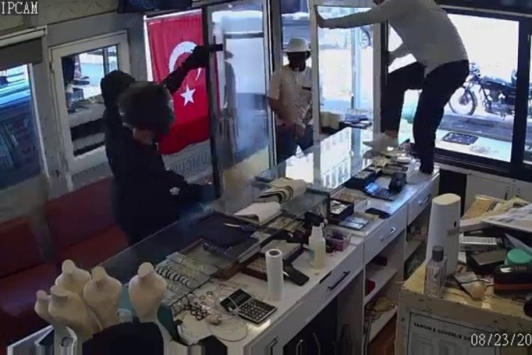 3 acemi hırsızın ellerinin boş döndükleri anlar kamerada
