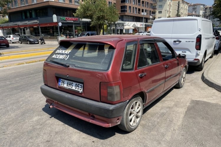 Aracına yazdığı yazı yüzünden trafikte herkes ondan uzak duruyor