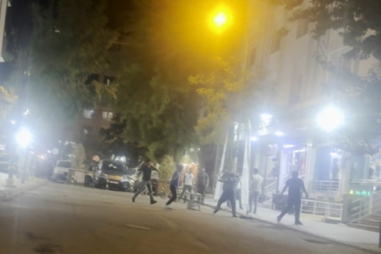 Diyarbakır'da iki grubun tabureli kavgası kamerada