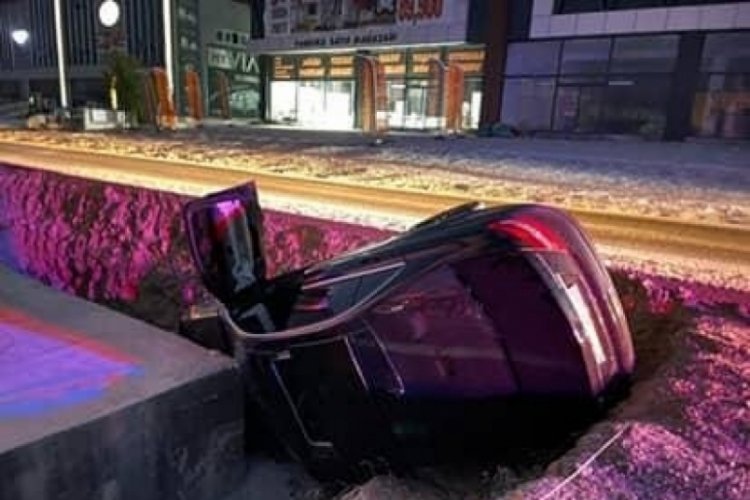 Bursa'da ilginç kaza! Çukura düştü, çok sayıda kişi yaralandı...