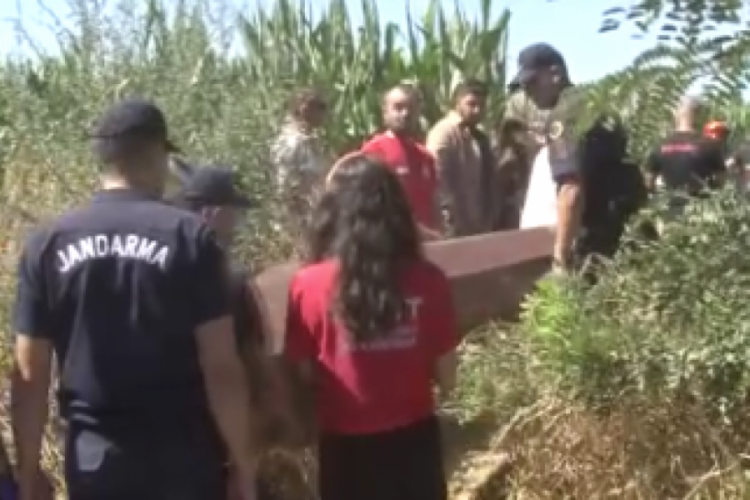 İzmir'de düşen uçakta hayatını kaybeden pilotun cansız bedeni çıkartıldı