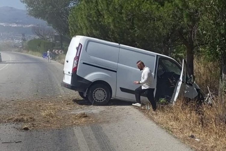 Orhangazi-İznik yolunda kaza! Kamyonet savrularak ağaca çarptı