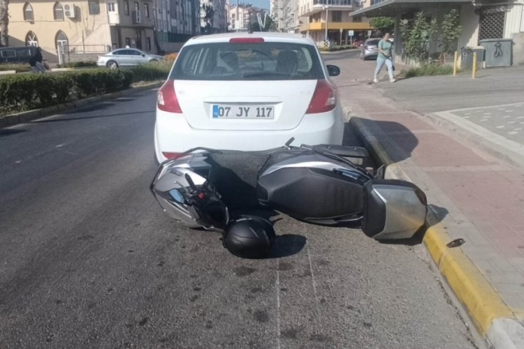 Virajı alamayan motosiklet park halindeki otomobile çarptı: 1 yaralı