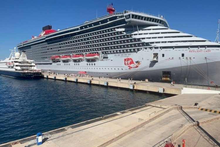 Bodrum'a 2 gemi birden geldi