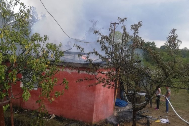 Çaycuma'da bağ evi olarak kullanılan baraka alevlere teslim oldu