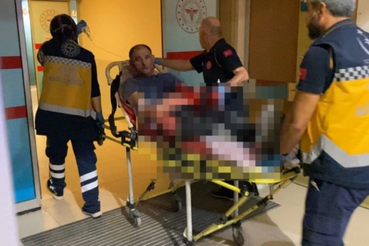 Bursa'da kızlara rahatsızlık veren alkoll&uuml; şahsı 3 kişi bı&ccedil;akladı!