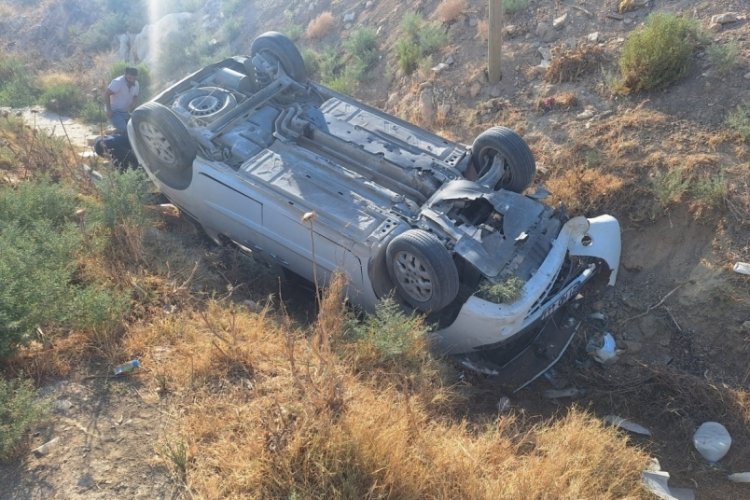 Takla atarak ters dönen hafif ticari araçtaki 7 kişi yaralandı
