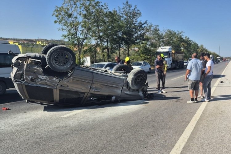 Bursa yolunda trafik kazası! Takla atan araçta 2 kişi yaralandı...