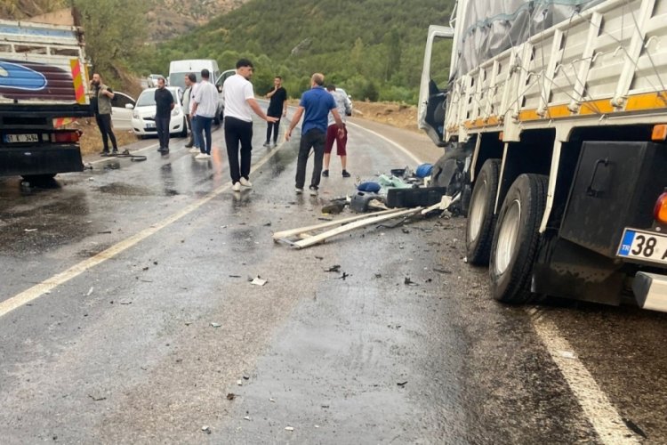 Kamyonlar kafa kafaya çarpıştı: 1 ağır yaralı var...