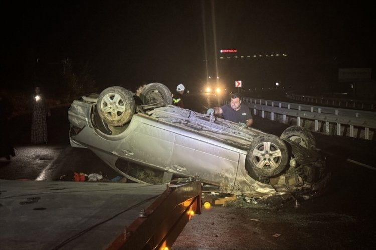 Refüje çarpıp devrilen otomobildeki 6 kişi yaralandı