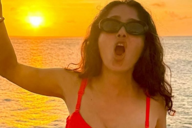  Salma Hayek, yeni yaşını kırmızı bikinili pozla kutladı 