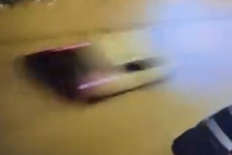 Bursa'da feci kaza! Otomobilin çocuğa çarptığı anlar kamerada...
