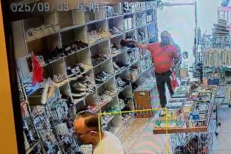 Müşteri gibi geldiği mağazadan ayakkabıyı böyle çaldı