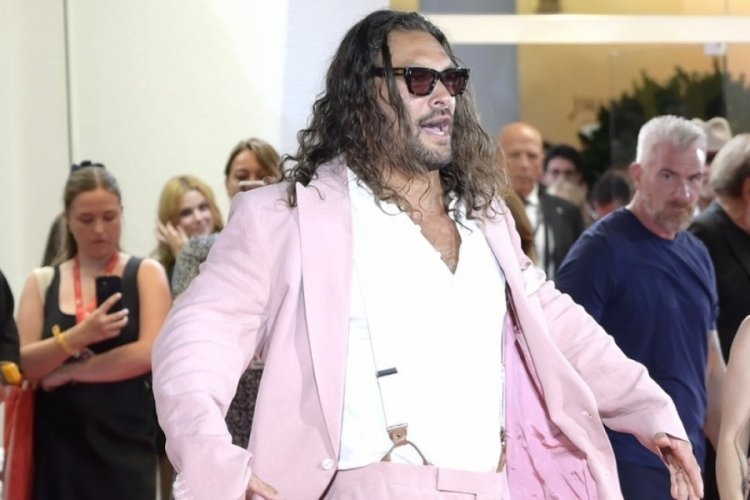 Jason Momoa'dan Venedik kırmızı halısına pembe terlik damgası