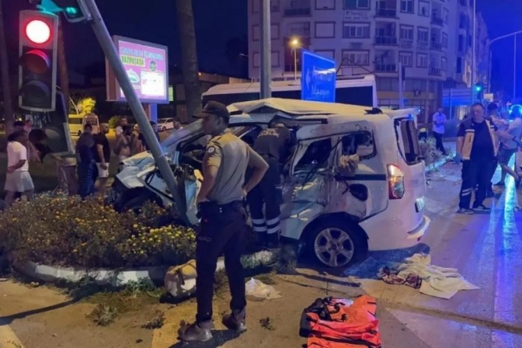 Antalya'da kırmızı ışık ihlali kazayı da beraberinde getirdi: 3'ü ağır 6 yaralı