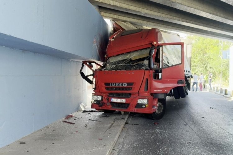 Navigasyon yanlış yola soktu: Kamyon alt geçide çarparak sıkıştı