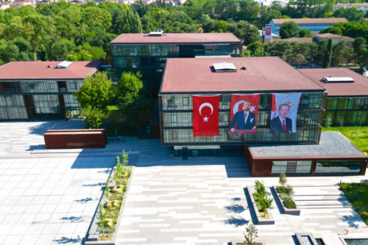İnegöl Belediyesi'nden 1500 öğrenciye kırtasiye yardımı