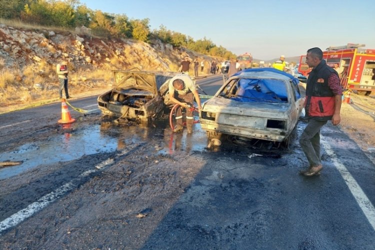 Kafa kafaya çarpışan iki otomobil alevler içinde kaldı! Ölü ve yaralılar var...