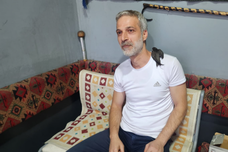 Bursa'da esnafın kalbi Ebabil Kuşuna yuva oldu! Bir an olsun yanından ayrılmıyor...
