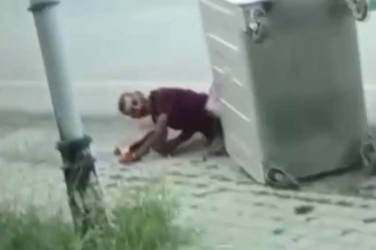 Çöpten atık topluyordu: Darbedildi!