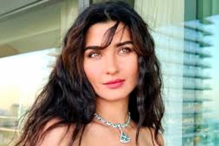  Tuba Büyüküstün 'Sultana' filminde direk dansçısı oluyor! 