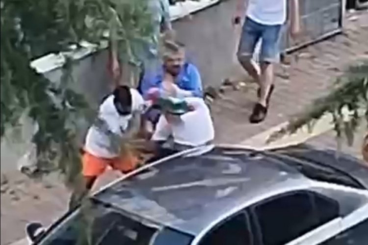 Ağabeyini darbedeni bıçakladı: O anlar kamerada
