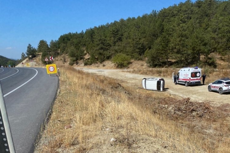 Bolu-Mudurnu yolunda virajı alamayan araç yan yattı: 2 yaralı