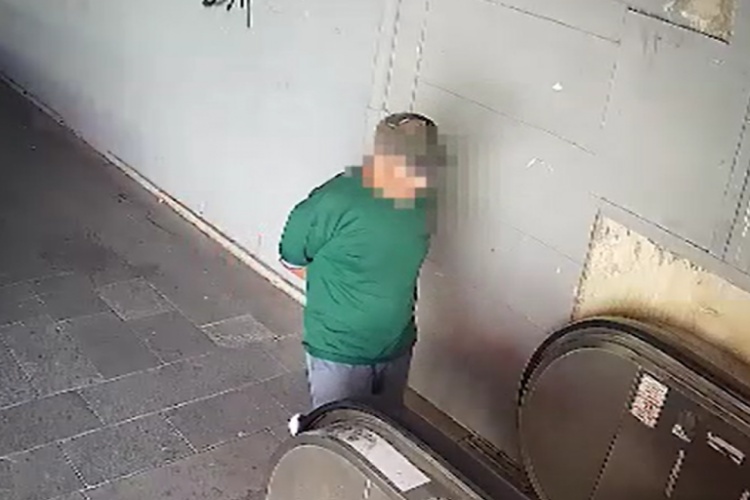 Yürüyen merdiveni, kasıtlı devre dışı bırakan kişiler kameraya yakalandı...