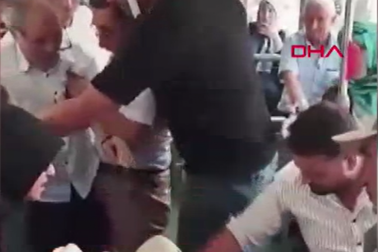 Otobüse binme sırasında kavga! Yumrukların konuştuğu anlar kamerada...
