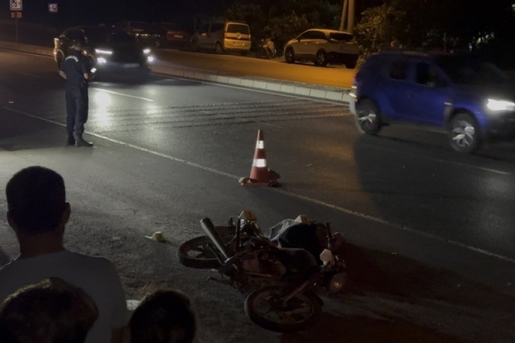 Yol kenarına devrilmiş motosikletinin yanında ölü bulundu