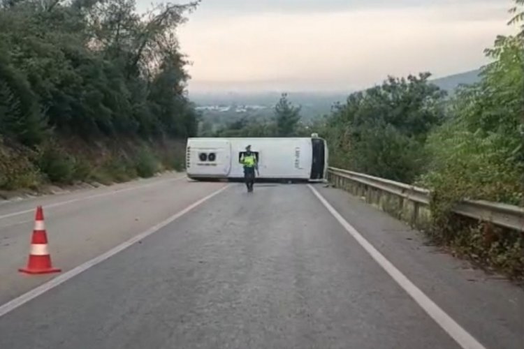 Bursa Gürsu TOKİ yolunda feci kaza! Servis minibüsü yan yattı... 