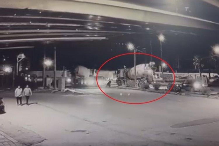 Beton mikseri motosikleti ezdi! Sürücü son anda kurtuldu...
