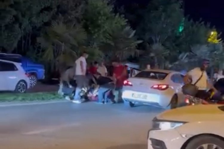 Bursa'da yol verme kavgası! Güçlükle ayırdılar...
