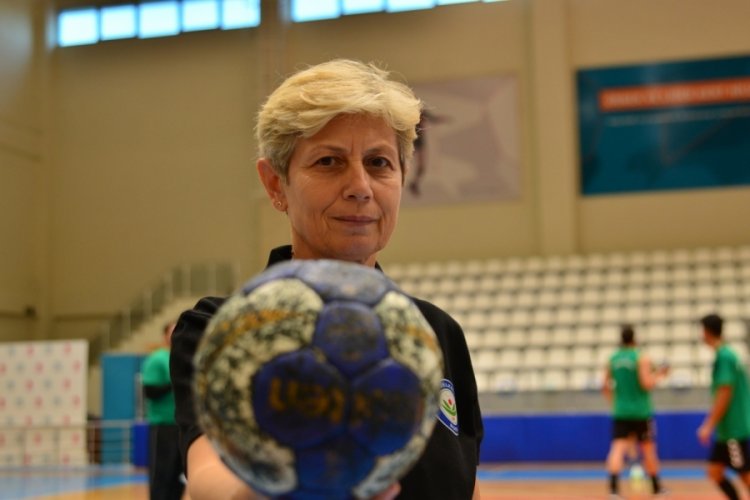 Erkek hentbol takımını şampiyon yapan ilk kadın başantrenör, Türk spor tarihine geçti