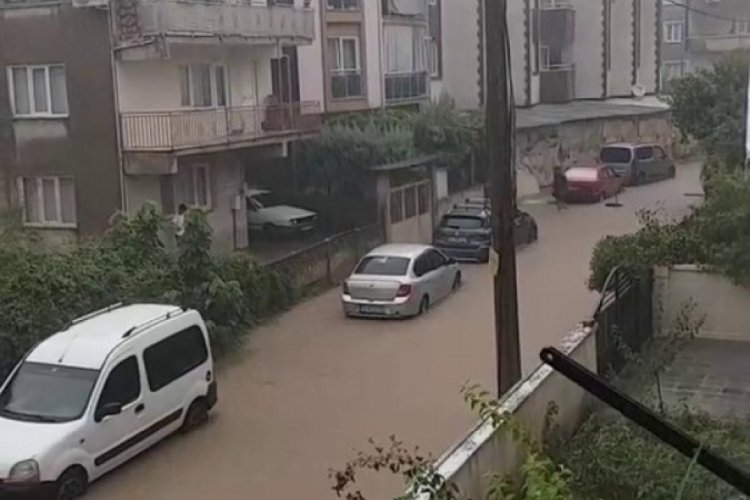 Bursa'da sağanak hayatı felç etti! Cadde ve sokaklar...