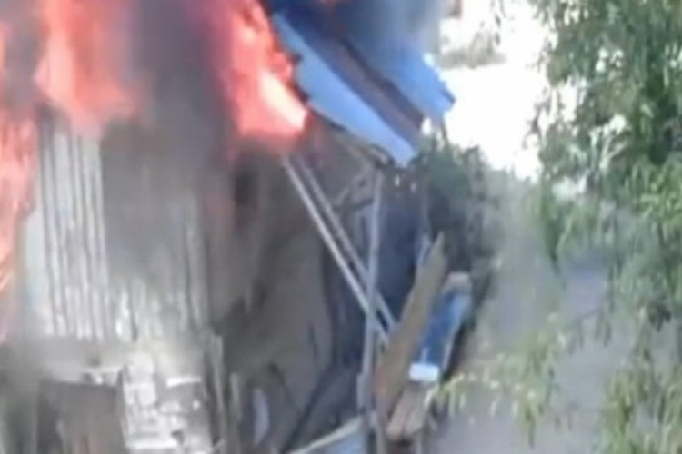 İnsanlık ölmemiş! Anne ve engelli oğlunu kurtarmak için yanan eve girdi